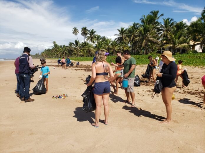 Moradores e apoiadores participam de ações voluntárias para a preservação e a limpeza da praia de Busca Vida (Divulgação)