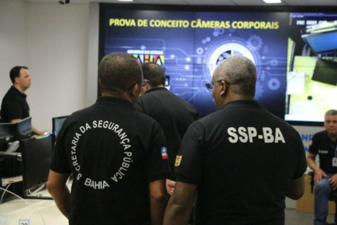 Análise de câmeras corporais. Crédito: Alberto Maraux/SSP-BA
