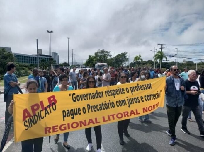Professores fizeram caminhada no CAB em protesto antes de votação. Crédito: Gil Santos/CORREIO