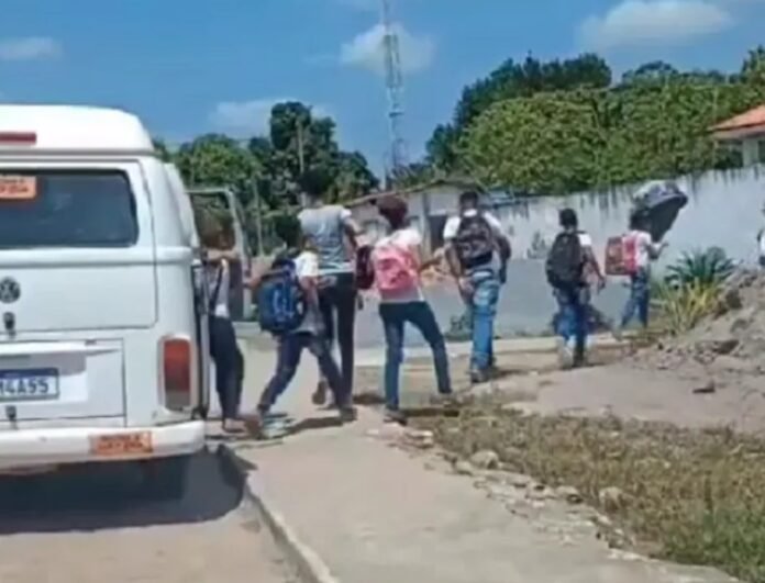 Flagrante de quinze estudantes desembarcando de um veículo do transporte escolar que presta serviço à Prefeitura de Santo Amaro - Foto: Cidadão Repórter | Via WhatsApp