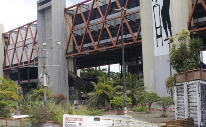 Entrada do Centro do Convenções, atingida por desabamento. Crédito: Foto: Marina Silva/CORREIO