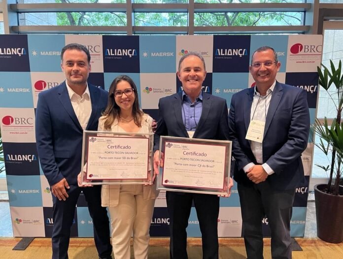 Legenda foto: Premiação do Tecon Salvador: Guilherme Dutra, diretor comercial; Marília Ataíde, especialista em experiência do cliente; Demir Lourenço, diretor-executivo; Marcelo Neme, diretor de operações