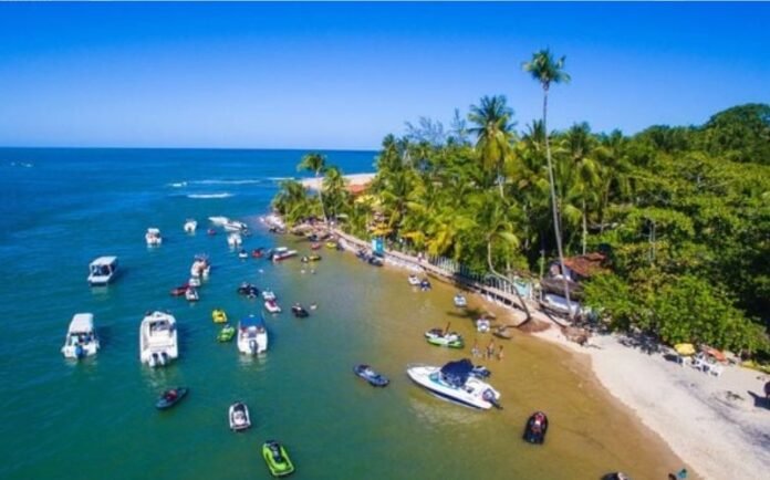 Praia da Boca da Barra, na Ilha de Boipeba, no litoral sul da Bahia. Crédito: Divulgação