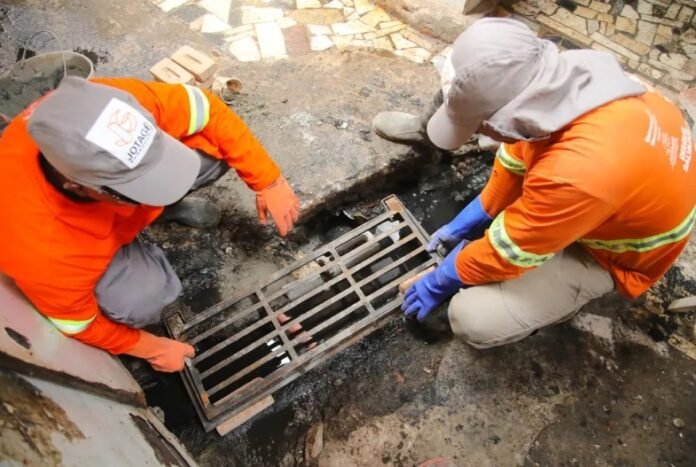 Limpeza e troca de bueiros contribuem para o melhor escoamento da água das chuvas. - Foto: Lucas Moura | Secom PMS