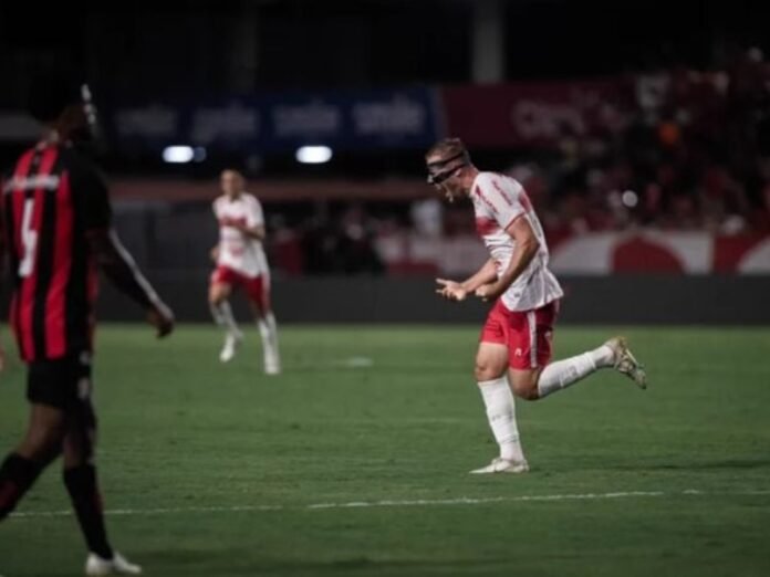 Zagueiro Fábio Alemão comemora gol marcado diante do Vitória na goleada por 6x0, no estádio Rei Pelé. Crédito: FRANCISCO CEDRIM / DIVULGAÇÃO CRB