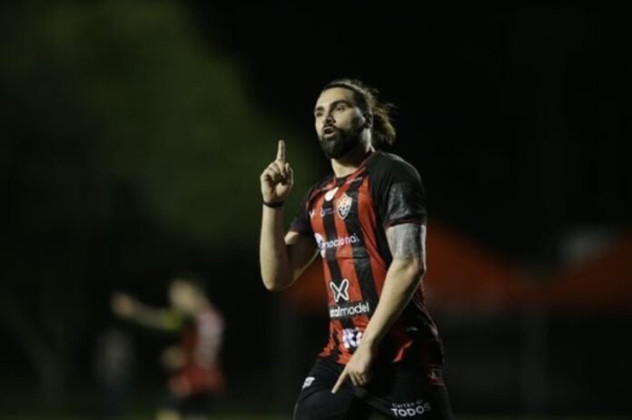 Léo Gamalho marcou duas vezes e garantiu os três pontos para o Vitória. Crédito: Arisson Marinho/CORREIO