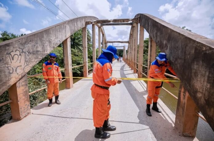 Técnicos da defesa civil lacraram o acesso à ponte após detecção de riscos estruturais. - Foto: Reprodução