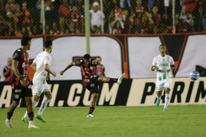 Rodrigo Andrade chute de longa distância em jogo contra o Juventude, no Barradão. Crédito: Paula Fróes / CORREIO