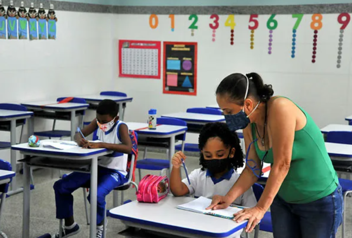De acordo com a gestão municipal, a proposição tem por finalidade valorizar os profissionais da educação - Foto: Felipe Iruatã / Ag A Tarde