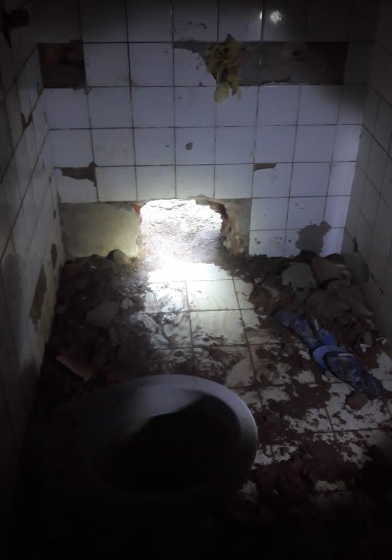 Detentos abriram um buraco em sanitário da PLB. Crédito: Reprodução