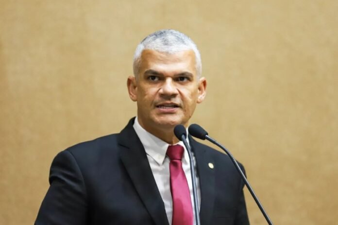 Deputado tucano quer que adolescentes tenham acesso a noções básicas de Direito nas áreas constitucional, ambiental e consumerista - Foto: Vaner Casaes | ALBA