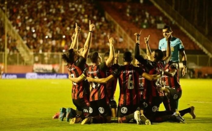 Jogadores do Vitória comemoram após gol sobre o Guarani no Barradão. Crédito: Paula Fróes/CORREIO