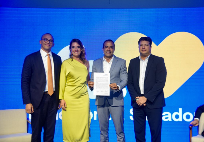 Prefeito também assinou o contrato com a B3, a Bolsa de Valores de São Paulo, para fazer o leilão das futuras concessões na capital baiana. Crédito: Betto Jr./ Prefeitura de Salvador