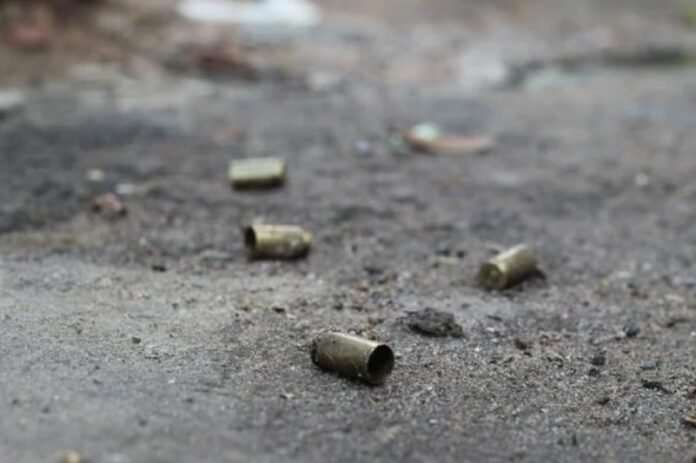 Cápsulas de balas ficaram espalhadas nas ruas. Crédito: Arisson Marinho/CORREIO