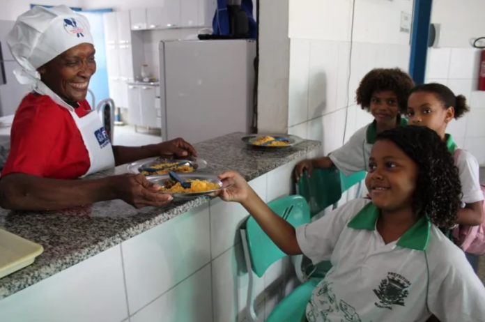 Nas unidades públicas a oferta e distribuição dos alimentos vão obedecer aos dispositivos previstos no Programa de Alimentação Escolar (PNAE) - Foto: Sara Silva | Câmara Municipal de Feira de Santana