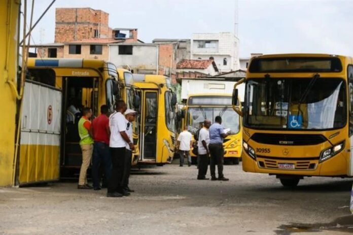 Ônibus deixam garagens após assembleias. Crédito: Arisson Marinho/CORREIO