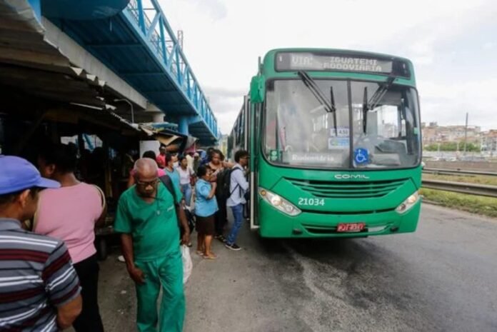Ponto de ônibus em dia de assembleia dos rodoviários. Crédito: Arisson Marinho/CORREIO