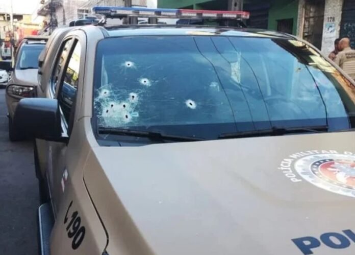 Viatura foi atingida por disparos. Crédito: Reprodução