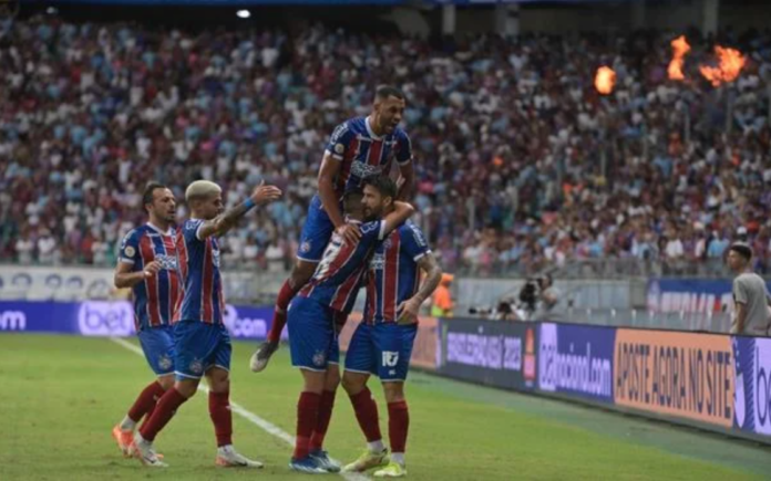 Jogadores do Bahia comemoram após o gol de Everaldo sobre o Fluminense. Crédito: Paula Fróes/CORREIO