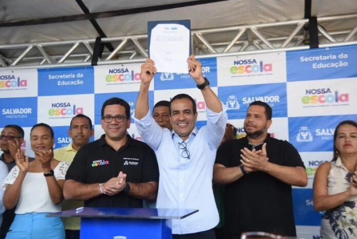 Prefeito participou de assinatura da ordem de serviço para a reconstrução da Escola Municipal Jesus de Nazaré, em Sussuarana - Foto: Betto Jr./ Secom PMS