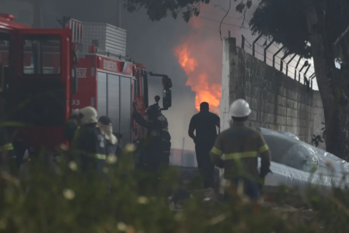 Povoado de Pedra de Cajuita está sofrendo com forte incêndio desde domingo - Foto: Joá Souza | Ag. A TARDE