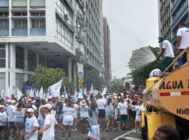 Devotos aproveitam banho de carro-pipa Crédito: Gil Santos/ CORREIO