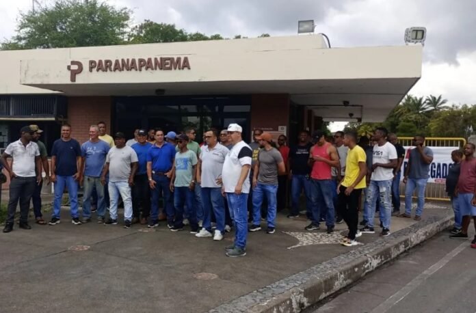 Trabalhadores da Caraíba Metais ficarão acampados na porta da empresa até quinta-feira. - Foto: Divulgação