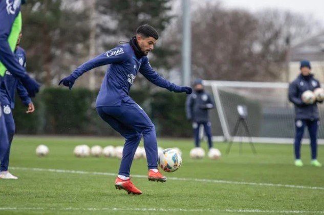 Meia Cauly em treino do Bahia no CT do Manchester City Crédito: Letícia Martins/EC Bahia