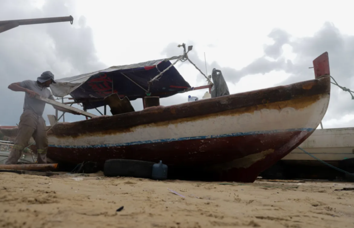 Barco Rio Vermelho, que leva presentes de Iemanjá, em restauração por João do Giro - Foto: Mila Souza/ Ag. A TARDE