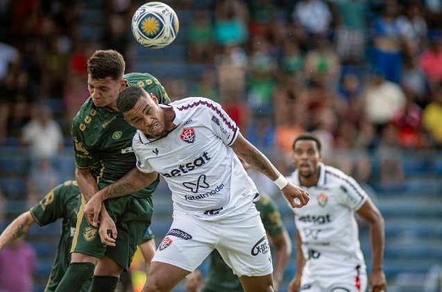 Vitória não consegue passar pela defesa do Altos durante estreia na Copa do Nordeste Crédito: VICTOR FERREIRA / ECV