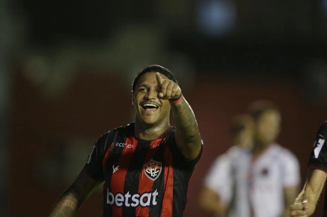Rodrigo Andrade comemora após abrir o placar contra o Atlético de Alagoinhas, no Barradão Crédito: Paula Fróes / CORREIO