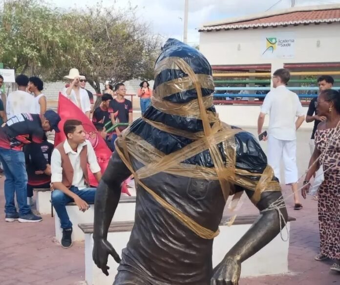 Estátua foi vandalizada por moradores - Foto: Reprodução | Redes Sociais