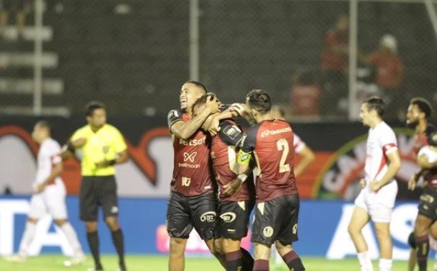 Daniel Jr marcou golaço e assegurou o empate do Vitória no Barradão Crédito: Paula Fróes/CORREIO