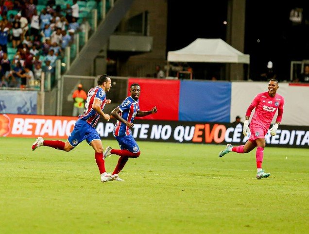 Volante Yago comemora gol de falta marcado no primeiro tempo Crédito: Tiago Caldas /EC Bahia