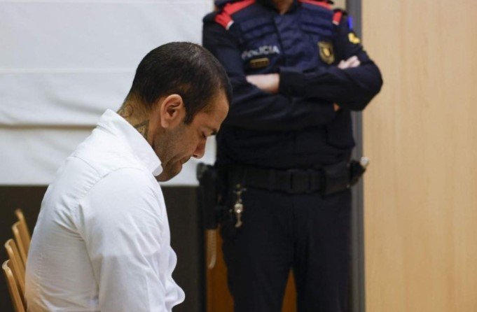 Daniel Alves foi condenado por estupro na Espanha - (crédito: ALBERTO ESTÉVEZ / POOL / AFP)