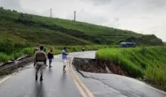 O tráfego, por enquanto, está em meia pist - Foto: Leitor | A Tarde