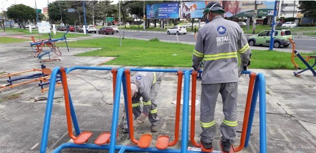 Equipamentos de academia ao ar livre são removidas no bairro do Imbuí, em Salvador — Foto: Divulgação