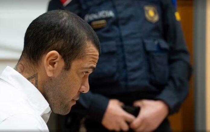 5 de fevereiro de 2024 - Daniel Alves no 1º dia de julgamento na Espanha — Foto: David ZORRAKINO / POOL / AFP