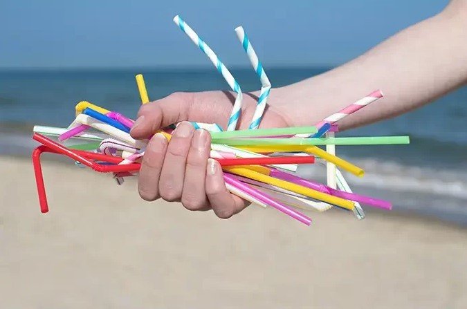 Canudos plásticos: no McDonald's, a ordem será maneirar na distribuição (Daisy-Daisy/Thinkstock)