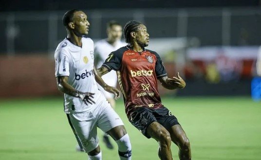 Luiz Adriano abriu o placar para o Vitória no Barradão Crédito: Arisson Marinho/CORREIO