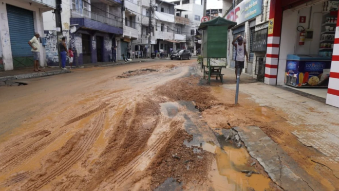 Rompimento de tubulação na Santa Cruz Crédito: Ana Albuquerque/CORREIO