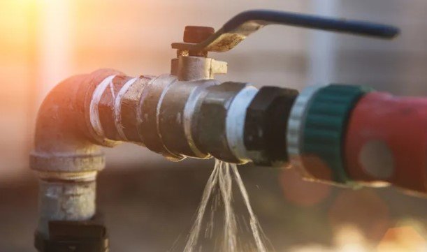 Bahia desperdiça cerca de 42% da água tratada, diz estudo. Foto: Reprodução / Canva Pro