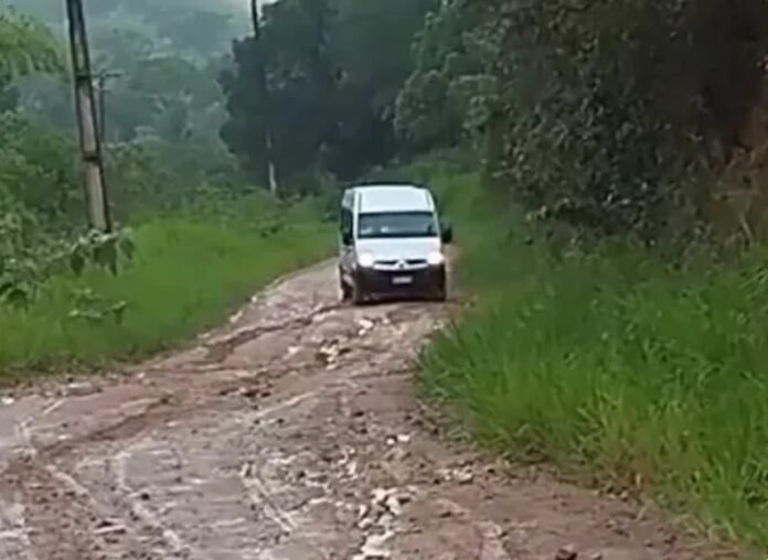 Van de transporte de prtofessores não conseguiu subir rua sem calçamento tomada pela lama. - Foto: Reprodução