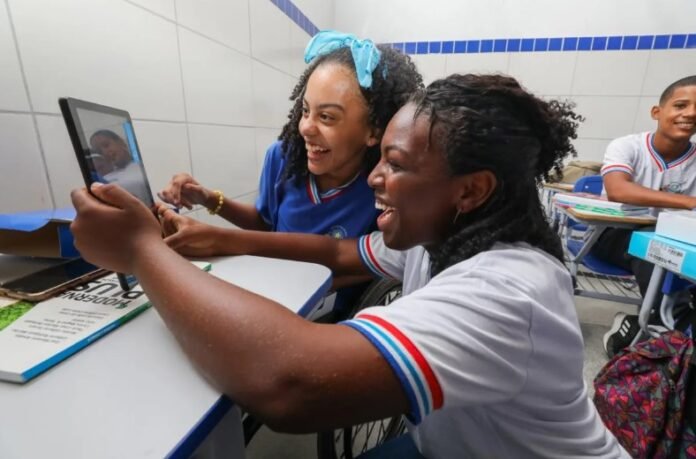 Os aplicativos pedagógicos instalados nos tablets atendem os diferentes eixos do conhecimento - Foto: Amanda Chung