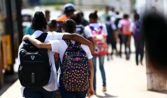 Alunos saindo de escola na Estrutural, no Distrito Federal Crédito: Marcelo Camargo/Agência Brasil