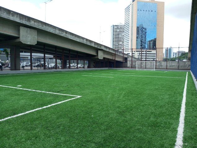 Campo foi construído em estação do BRT Crédito: Gil Santos/CORREIO