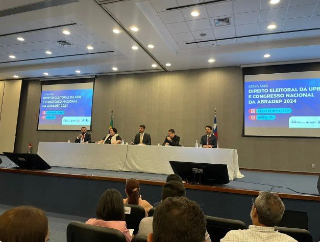 Mesa foi composta por advogados e membros da ABRADEP, como Neomar Filho, Wesley Araújo, Roosevelt Arraes, Jaime Barreiros Neto e Tâmara Medina - Foto: Flávia Requião / Ag. A TARDE