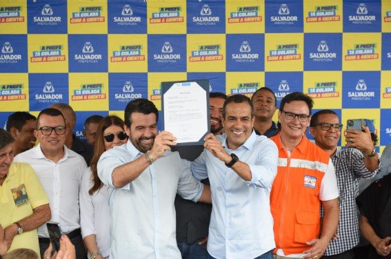 Prefeito exibe documento assinado Crédito: Betto Jr. / Secom PMS