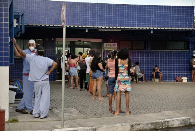 Hoje adultos e crianças esperam juntos Crédito: Paula Fróes/ CORREIO