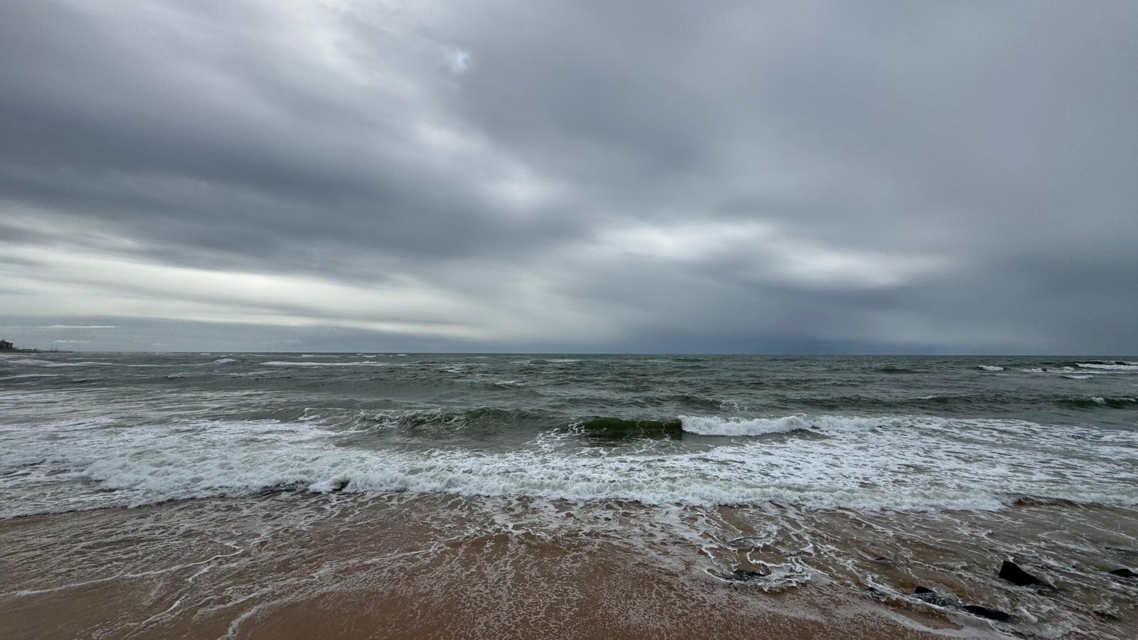 Previsão do tempo aponta chuva e ventos fortes no litoral da Bahia neste fim de semana